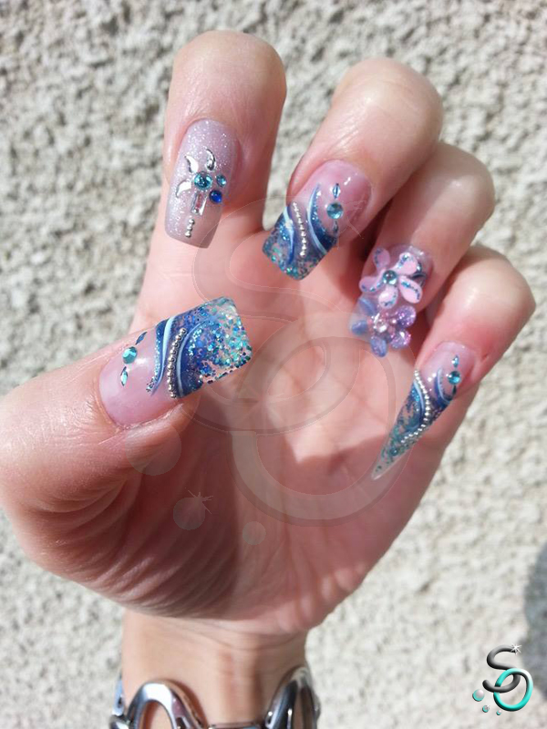 Déco incrustée pailletée, stiletto, fleurs 3D