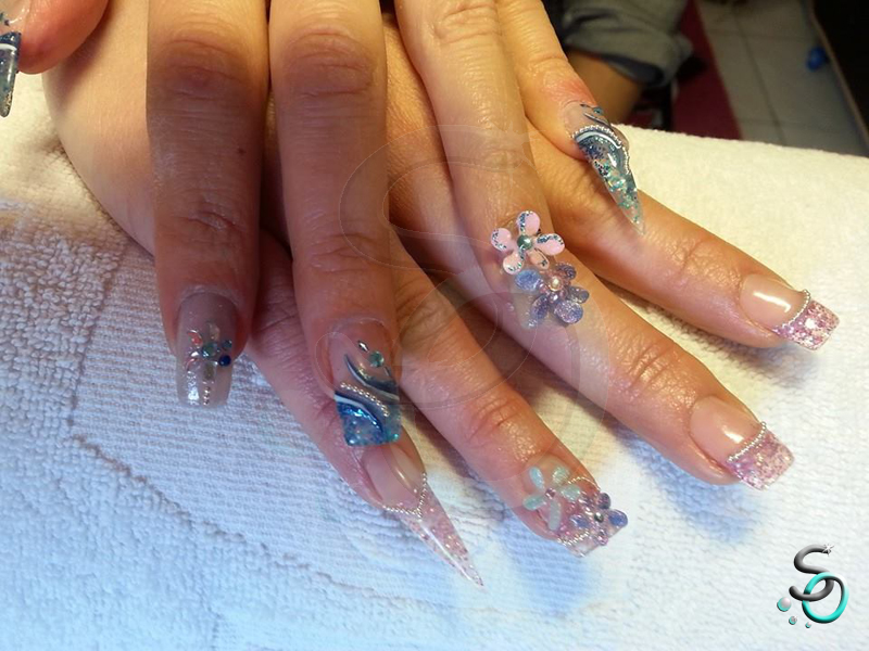Déco incrustée pailletée, stiletto, fleurs 3D. Rose et bleu !